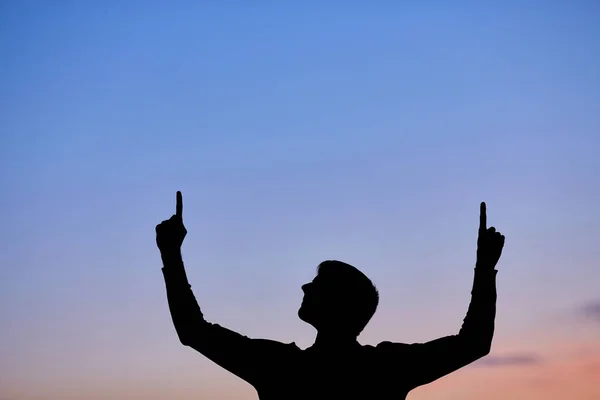 Mannen Silhouet Bij Zonsondergang Menselijk Lichaam Natuurlijke Kleurrijke Hemel Achtergrond — Stockfoto