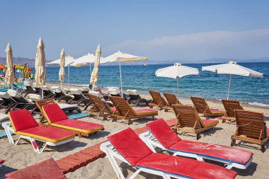 Şemsiyeli plaj ve güneş yatakları boş..