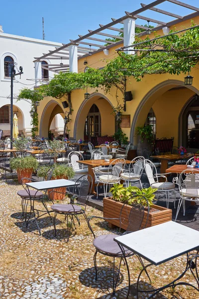 Traditional Greek Street Cafe Flowers Empty Tables Chairs Street Cafe — Stock Photo, Image