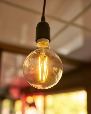 Güzel retro lüks iç mekan ampul aydınlatma dekoru karanlıkta parlıyor..