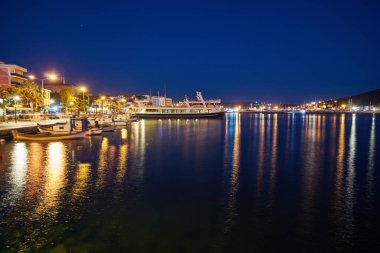 Cesme, Türkiye 'deki yat limanının gece görüntüsü