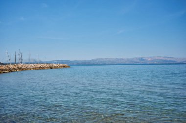 Bir kıyı kasabası olan ve Türkiye 'nin batısında aynı adı taşıyan ilçenin idari merkezi olan Cesme' nin güzel Deniz Manzarası, yarımadanın ucunda yer alıyor..