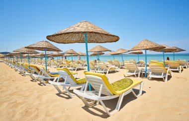 Açık deniz kıyısındaki Ilica plajında boş güneşlikler, Cesme, Türkiye