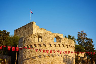 Cesme, İzmir 'deki tarihi Cesme Şatosu manzarası