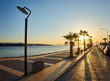 Cesme, Türkiye 'deki yat limanının gece görüntüsü