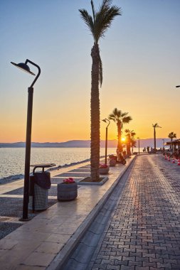 Cesme, Türkiye 'deki yat limanının gece görüntüsü