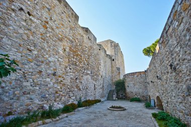 Cesme kalesi Akdeniz 'in Cesme limanında, Türkiye.