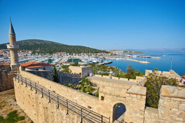 Cesme kalesi Akdeniz 'in Cesme limanında, Türkiye.