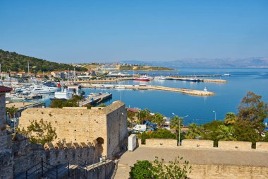 Türkiye 'nin Cesme kentinde liman yatları ve binalar