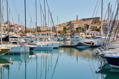 Türkiye 'nin Cesme kentinde liman yatları ve binalar
