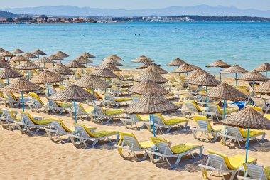 Mavi suya yakın sahilde boş plaj sandalyeleri, Kemer, Türkiye, Akdeniz.