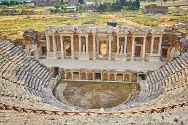Pamukkale 'deki Hierapolis' teki eski amfi tiyatronun kalıntıları. Türkiye 'de popüler bir turizm merkezi. Panorama antik Greko Roma şehri