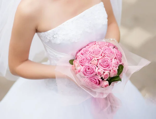 Svatební Kytice Rukou Nevěsty — Stock fotografie