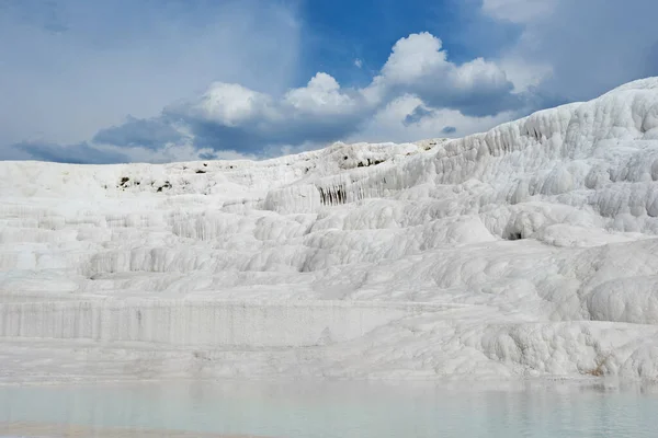 トルコのパムッカレにある天然トラバーチンプールとテラス パムッカレ トルコ語 Pamukkale トルコの城 — ストック写真