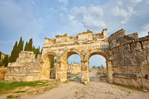 Turquia Uma Cidade Porta Entrada Antiga Cidade Hierápolis Pamukkale — Fotografia de Stock