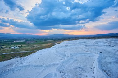 Pamukkale manzarası, hindi. Pamukkale hindisinde günbatımı
