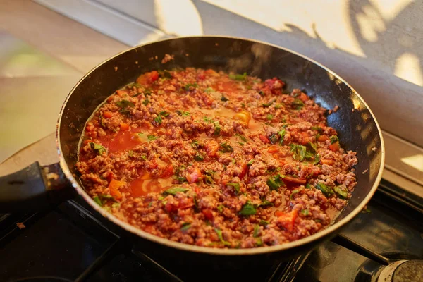 Molho Bolonhesa Espaguete Com Manjericão Fresco Frito Uma Panela — Fotografia de Stock