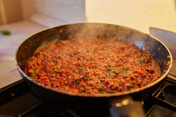 Molho Bolonhesa Espaguete Com Manjericão Fresco Frito Uma Panela — Fotografia de Stock