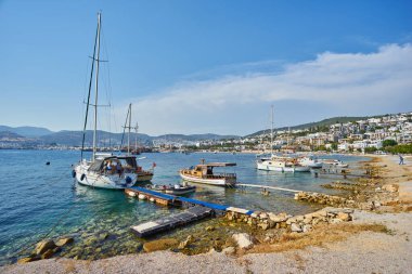 Bodrum Sahili, Ege Denizi, geleneksel beyaz evler, çiçekler, marina, Bodrum kasabası Türkiye 'de yelkenli tekneler, yatlar.
