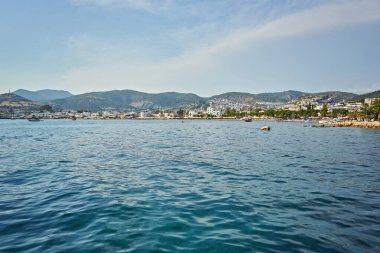 Türkiye 'nin Bodrum ilçesinde Gumusluk Bodrum Marina, yelkenli tekneler ve yatlar görülüyor. Ege Denizi kıyısı ve kıyılarında yatlar ve tekneler var.