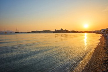 Türk Rivierası 'ndaki Bodrum' daki Gumbet Koyu 'nun panoramik Günbatımı manzarası. Bodrum, Ege Bölgesi 'nin güneybatısında, Mugla ilinin bir liman kentidir.