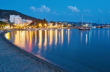 Bodrum gecesi şehir manzarası. Türkiye 'nin Bodrum kentindeki körfezin üzerindeki panoramik manzara