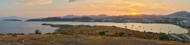 Türk Rivierası 'ndaki Bodrum' daki Gumbet Koyu 'nun panoramik Günbatımı manzarası. Bodrum, Ege Bölgesi 'nin güneybatısında, Mugla ilinin bir liman kentidir.