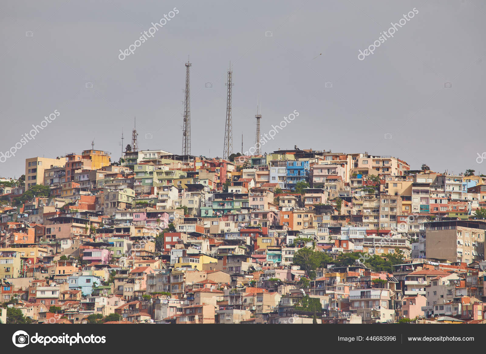 Barrio Barrio Pobre Antigua Zona Asentamiento Construida Sobre Laderas Izmir Foto De Stock C Saharrr 446683996