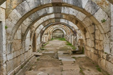 İzmir agora. Eski kalıntılar turistlerin ve fotoğrafçıların dikkatini çekiyor. Agora İzmir 'in merkezinde yer almaktadır..