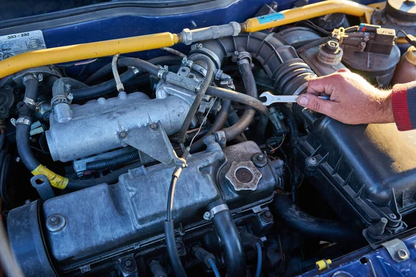 Tired Man Tries Repair Broken Car — Stock Photo, Image