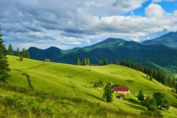 Sommarlandskap Berg Och Mörkblå Himmel Med Moln — Stockfoto