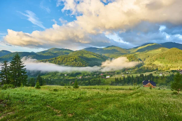 Magnífico Amanecer Brumoso Las Montañas Los Cárpatos Encantador Paisaje Verano — Foto de Stock