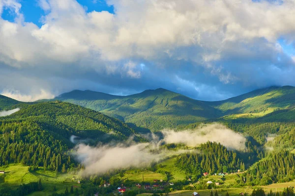 Sommerlandschaft Den Bergen Und Der Dunkelblaue Himmel Mit Wolken — Stockfoto