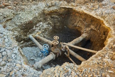 Eski şehrin ana su muslukları, su ikmal ünitelerini onarmak veya değiştirmek için kazılmış bir çukur.