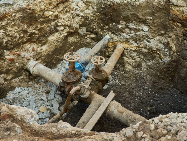 旧城区总水管道 为修理或更换供水设备而开凿的孔 — 图库照片