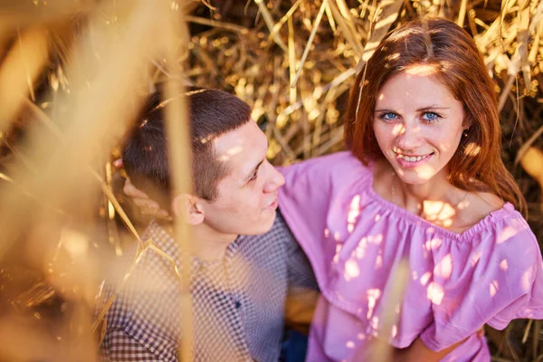 Jovem Casal Apaixonado Livre Impressionante Retrato Livre Sensual Jovem Casal — Fotografia de Stock