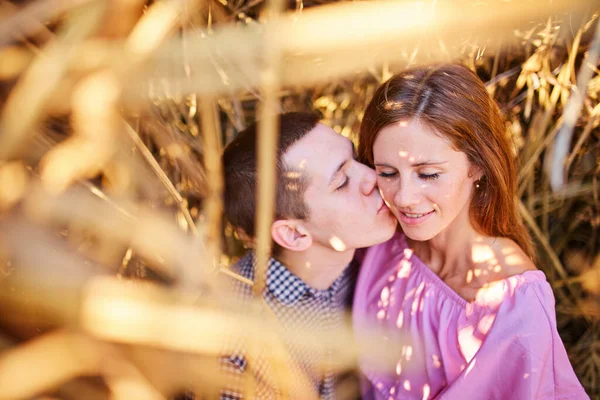 Junges Verliebtes Paar Freien Atemberaubende Sinnliche Outdoor Porträt Von Jungen — Stockfoto