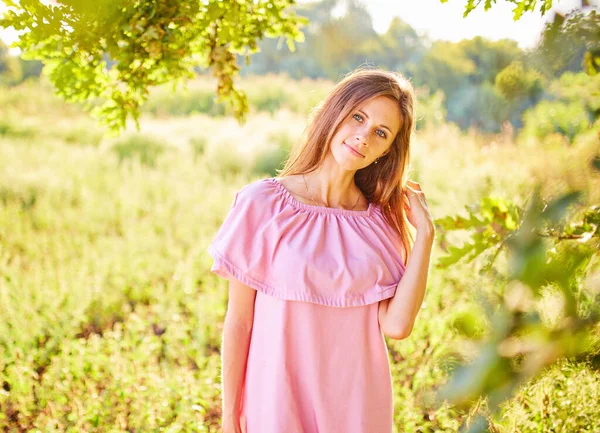 Schöne Frau Rosa Kleid Freien — Stockfoto