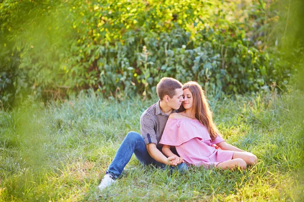 Junges Verliebtes Paar Das Spaß Hat Und Die Schöne Natur — Stockfoto