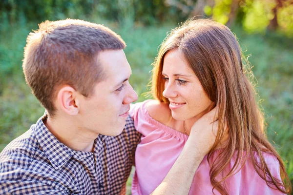 Jovem Casal Apaixonado Livre Impressionante Retrato Livre Sensual Jovem Casal — Fotografia de Stock