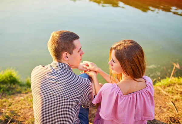 川で楽しむ 愛のロマンチックな笑顔のカップル日付川で日没で — ストック写真