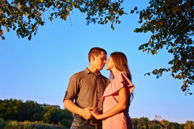 Genç çift eğleniyor ve güzel doğanın tadını çıkarıyor.