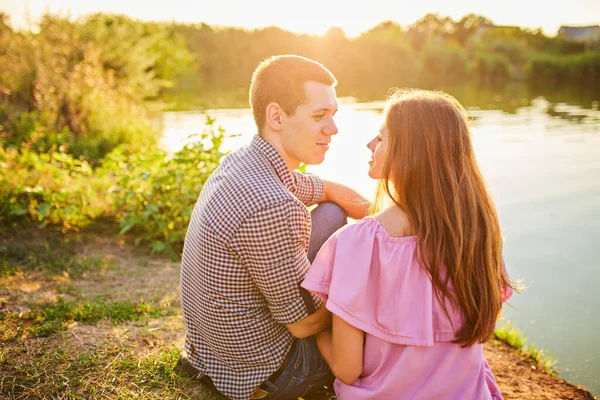 川で楽しむ 愛のロマンチックな笑顔のカップル日付川で日没で — ストック写真