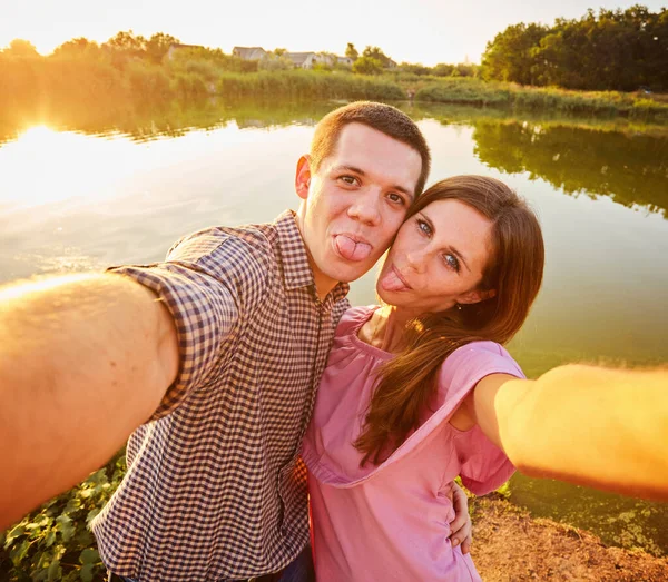 Pareja Tomando Fotos Mismos Con Teléfono Inteligente Cita Romántica Picnic — Foto de Stock