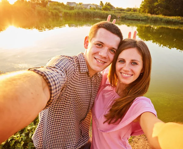 Pareja Tomando Fotos Mismos Con Teléfono Inteligente Cita Romántica Picnic — Foto de Stock