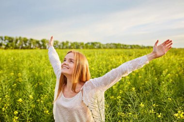 Sabah yeşil yakut tohumu tarlasında kolları açık bir kadın..