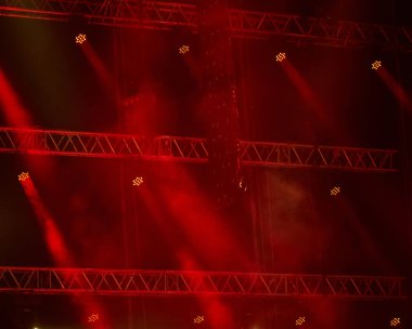 Bir müzik konserinde kırmızı ışıklar