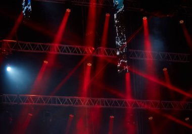 Bir müzik konserinde kırmızı ışıklar