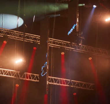 Bir müzik konserinde kırmızı ışıklar