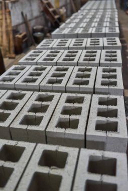 Kireç taşları yerde yatar ve kurur. Cüruf bloğu üretim tesisinde